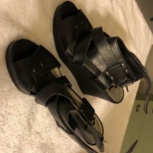 Black wedges